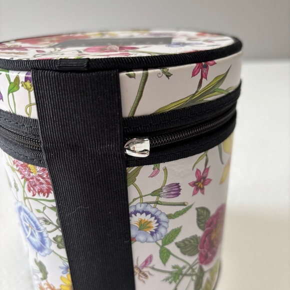 Gucci Flora Gift Makeup Round Box with Floral Design - Picture 5 of 12